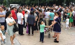 两小孩不小心碰了一下 结果双方父亲打起来了