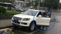 重庆一女司机没睡醒差点冲上人行道