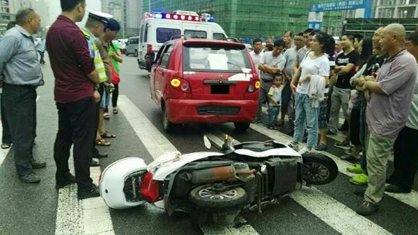 两轮电动车追尾 无奈赔钱又损车(图)