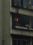 巴南一居民楼着火 执法人员冲入火场救人