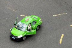 重庆一出租车被撞掉“眼睛”