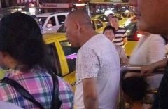 四个大人带着一个娃非要挤进出租车 司机不肯被打了
