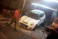 重庆一女司机把油门当刹车差点开到长江里