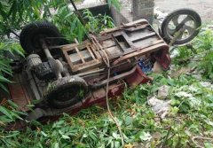 三轮倒车栽进沟里底朝天  车上东西洒一地