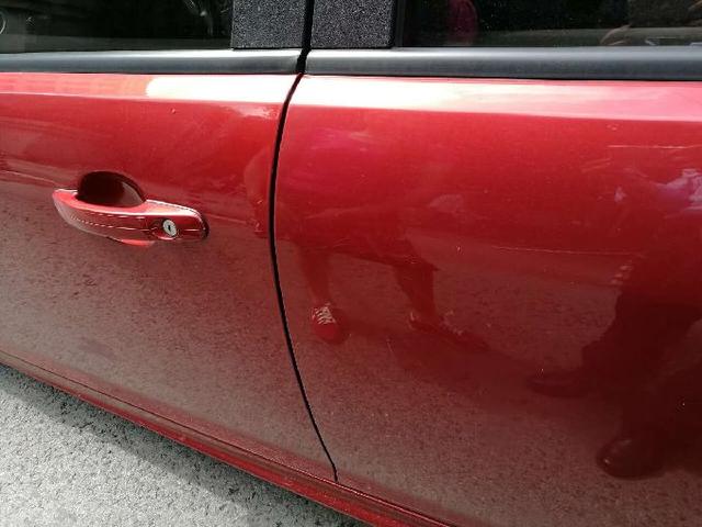 又见熊孩子!两个小男孩捡石头划车、拆油箱