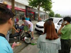 男子驾新车撞上骑电动车的女子