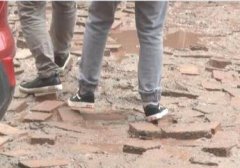 重庆一段路施工致雨后满地泥泞 居民：填好后又挖