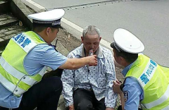 重庆一老人满脸是血倒在路旁 过往行人视而不见