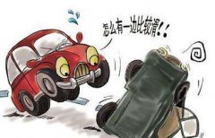 男子心急回家看房子 结果新车翻沟里了