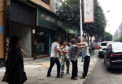 重庆两男子酒后互撕 把手机都扯成了两半