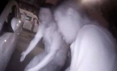 醉酒男子躺路中被卷车底 众人徒手抬车救他性命