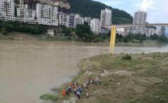 小孩江边捉鱼被洪水冲走