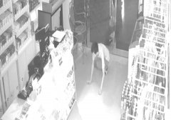 两小偷默契配合  偷走100条香烟和大量现金