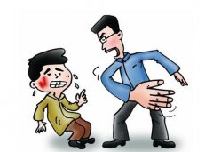 男子嫌代驾费太高  当着民警扇了司机一耳光