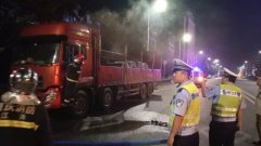 一辆货车变“火”车 因为一支打火机