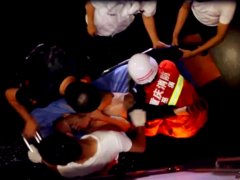 男子喝醉掉下楼 重庆巫溪消防雨中救援