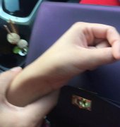 女子坐顺风车 被驾驶员强行拉手？
