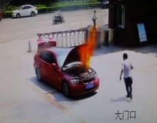 重庆一宝马车起火 车主直接开进消防队