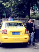 两男子停车重庆街头 肩并肩尿尿