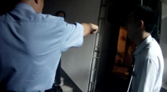 自家钥匙开不了自家门 夫妻直觉有小偷报警