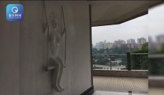 重庆现裸女打秋千浮雕  吓坏路人