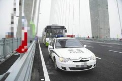 小伙酒店突发疾病 警车开道及时送医