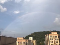 逆天美景！一边暴雨一边烈日彩虹挂中间