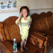 重庆女孩陷淤泥里动弹不得 遭暴晒四小时