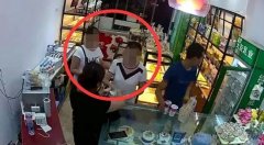 重庆一面包店现“双簧骗钱法” 推搡间真钱变假钱