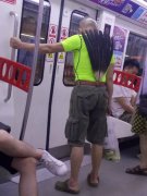 男子背插羽毛扇上轻轨 霸气十足