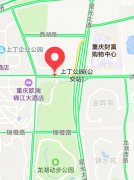 “嘭”一声炸响 公交车道现凹陷