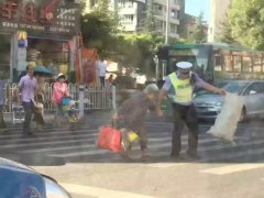 最暖心的一次过马路：交警右手牵着拾荒老太左手