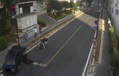 轿车撞上道路设施 车主：阳光太刺眼
