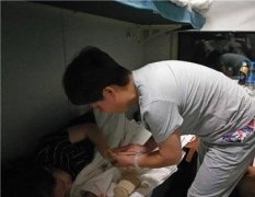 火车上一小孩突发疾病 幸遇盲人医生