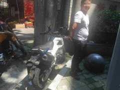 外卖小哥为了工作偷辆摩托 上班第一天就被抓