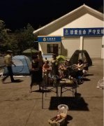 不可思议！这群人竟在高速路服务区搭帐篷打麻将