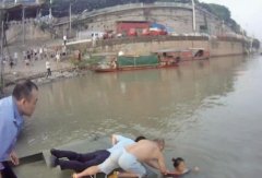 女子因感情受挫跳入江中 被救后一言不发