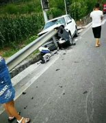 吓人！重庆一轿车车身从路边护栏直穿而过