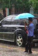 民警暴雨中疏导交通 路人感动送伞赞他小龙侠