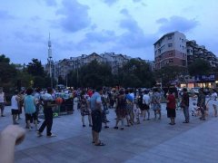 两组坝坝舞团队为争地盘差点打起来 还用音箱比高低