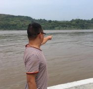 惊险！男子江中游泳遇神秘旋涡