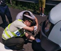 重庆一司机换不来轮胎差点中暑