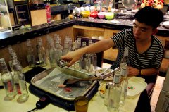 90后小伙吃自助餐喝掉200多瓶啤酒  店长：想退他钱