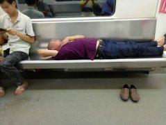 <b>大叔车厢内独占四座呼呼大睡 疑似睡过站</b>