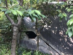 儿童游乐场旁现半平米大缝 家长：这洞会吃人