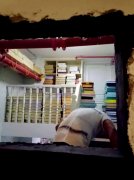 邻居在走廊外墙上开窗 业主：这样装修太奇葩