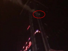 涪陵一居民夜里楼突发大火 消防人员火速援救