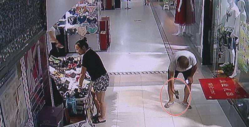 很快，一个穿白色T恤的男子经过，他犹豫了片刻，最终捡起文女士的手机走了。