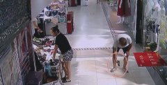 鞋店老板店门口遗落手机 5分钟之后被捡走关机
