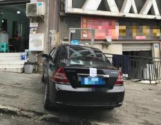 轿车停在人行道上多日  路人写诗提醒车主